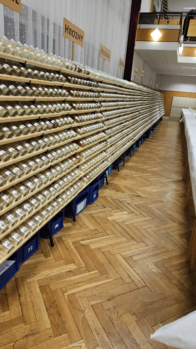 Regály se vzorky pálenek